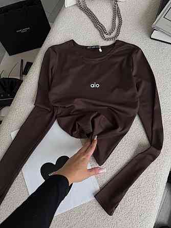 Стильний жіночий базовий лонгслів із написом і вирізом під пальчик мікродайвінг Шоколад Одеса