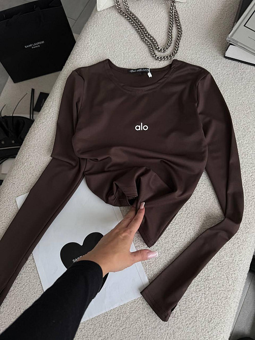 Стильный женский базовый лонгслив с надписью и вырезом под пальчик микродайвинг Шоколад Одесса - изображение 3