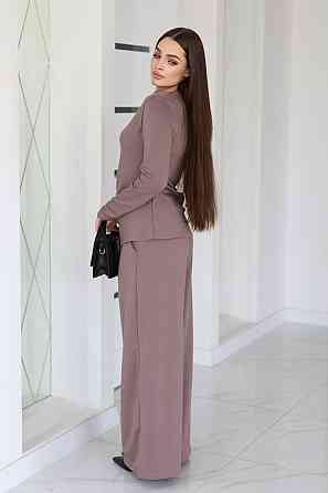 Женский базовый костюм с широкими штанами 