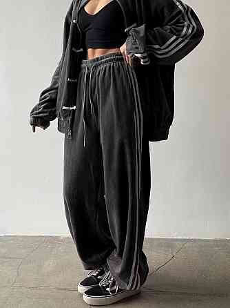 Женский костюм двойка: кофта и штаны в спортивном стиле с лампасами велюр Одесса