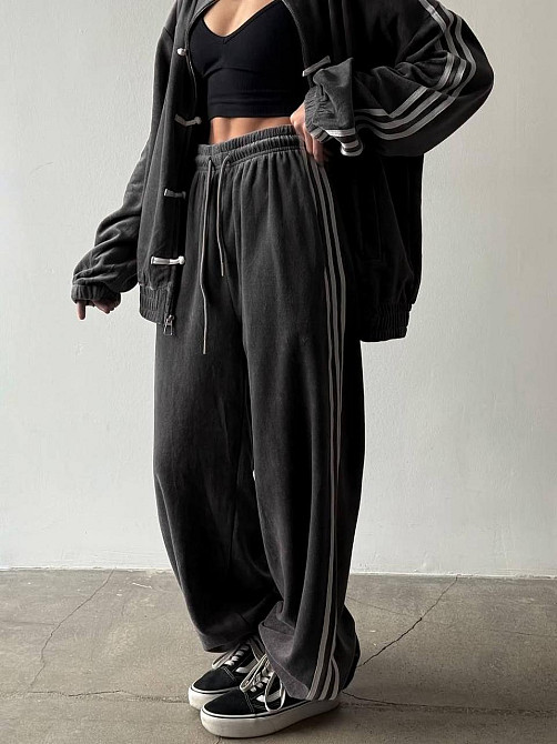 Женский костюм двойка: кофта и штаны в спортивном стиле с лампасами велюр Одесса - изображение 4