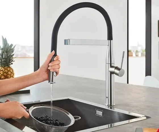 Смеситель для кухни с гибким изливом Grohe Essence New 30294000 хром/черный Киев