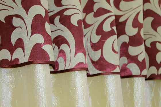 Кухонные шторы VR-Textil № 073к с ламбрекеном и подхватами светло-золотистый с бордовым 270х170 см (52-0161) Киев