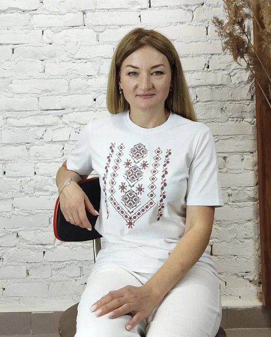 Жіноча біла вишиванка — футболка з червоно-чорним орнаментом 4XL Київ - фото 1