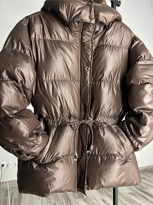 Куртка женская Fashion 2401 глянцевая удлиненная с капюшоном пояс шнурок коричневый, коричневый, M Киев - изображение 10