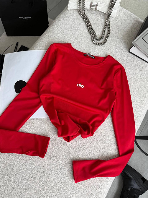 Стильный женский базовый лонгслив с надписью и вырезом под пальчик микродайвинг Красный Одесса - изображение 7