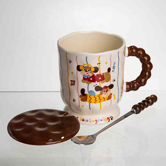 Yiwu Новорічна порцелянова чашка "Весела Такса" з кришкою та ложкою 400 мл, Святкова кружка чаш Коломия