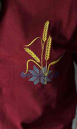 Женская насыщенная вышитая футболка вышиванка бордовая с голубым орнаментом в колосках Киев