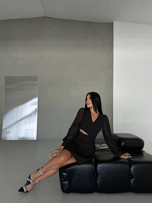 Жіноча елегантна сукня з асиметричним ефектним вирізом і шифоновими рукавами костюмка Чорний, 44 Одеса - фото 4