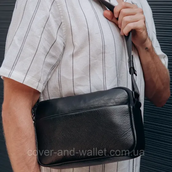 Горизонтальная мужская кожаная сумка кросс-боди черного цвета среднего размера Grande Pelle Киев