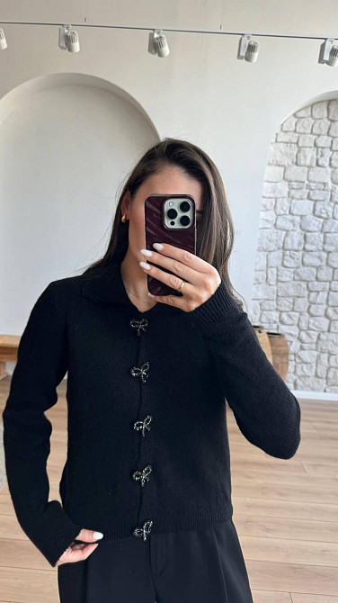 Жіночий укорочений кардиган із декоративними застібками у формі бантиків машинне в'язання Чорний Одеса - фото 5