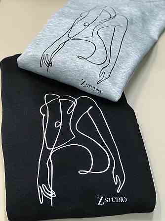 Черный теплый женский свитшот с арт силуэтом. Черновцы