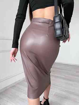 Кожаная юбка миди с разрезом 