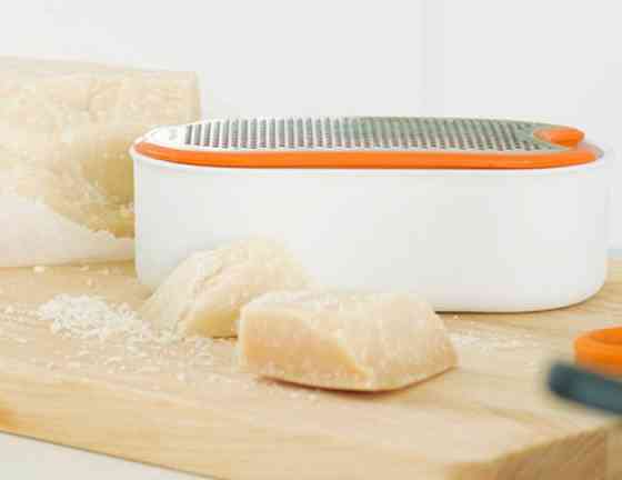 Двусторонняя Тёрка с контейнером Fiskars 