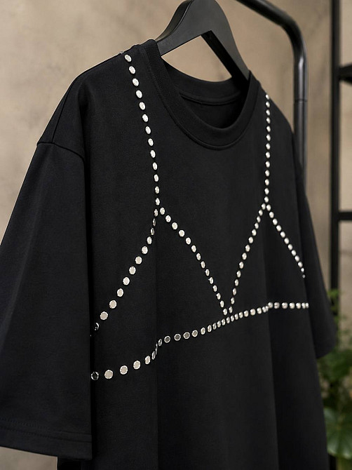 Футболка женская Yi Fang 320 oversize с декоративными заклепками бра one size, черный, one size Киев - изображение 20