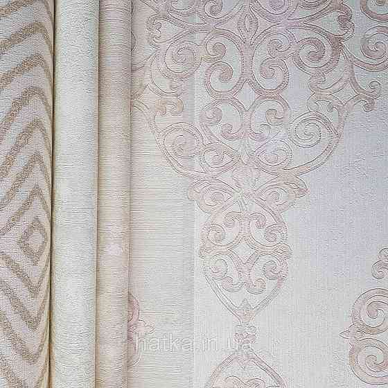 Шпалери метрові вінілові на флізелін 24 Carati Cristiana Masi вензель великий структурний рожево-бежевий Київ