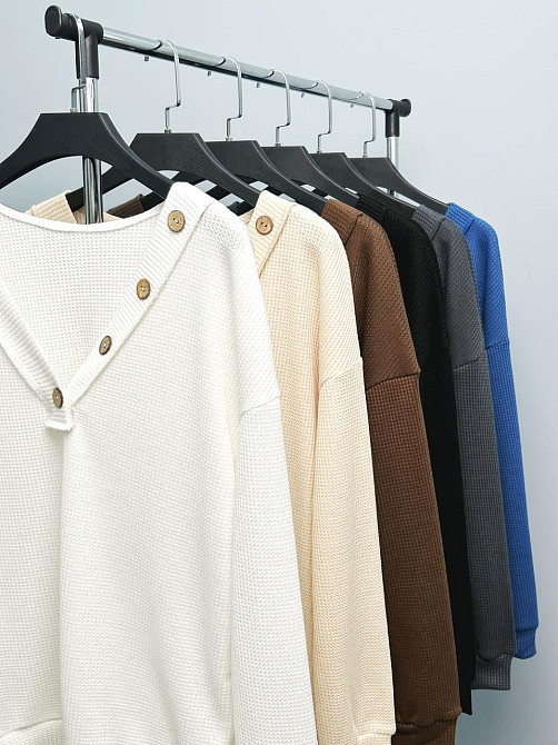 Женский пуловер с пуговицами 