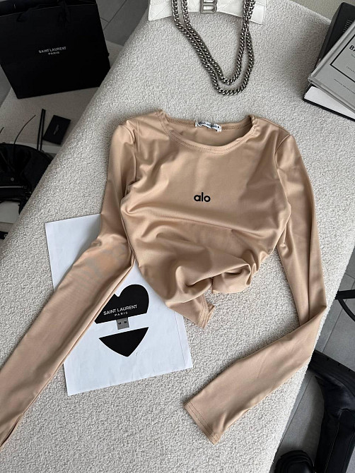 Стильный женский базовый лонгслив с надписью и вырезом под пальчик микродайвинг беж Одесса - изображение 5