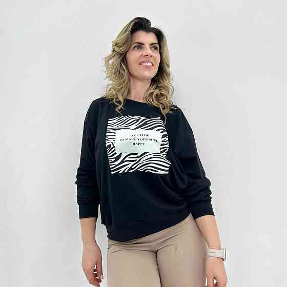 Женский свитшот с анималистичным принтом 