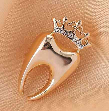 Брошка зуб із короною золота зі стразами, значок стоматологічний подарунок лікарю Київ