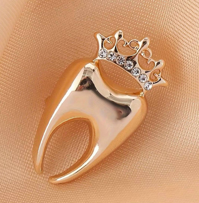 Брошка зуб із короною золота зі стразами, значок стоматологічний подарунок лікарю Київ - фото 3