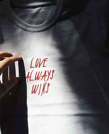 Женская белая футболка с надписью - love always wins Черновцы