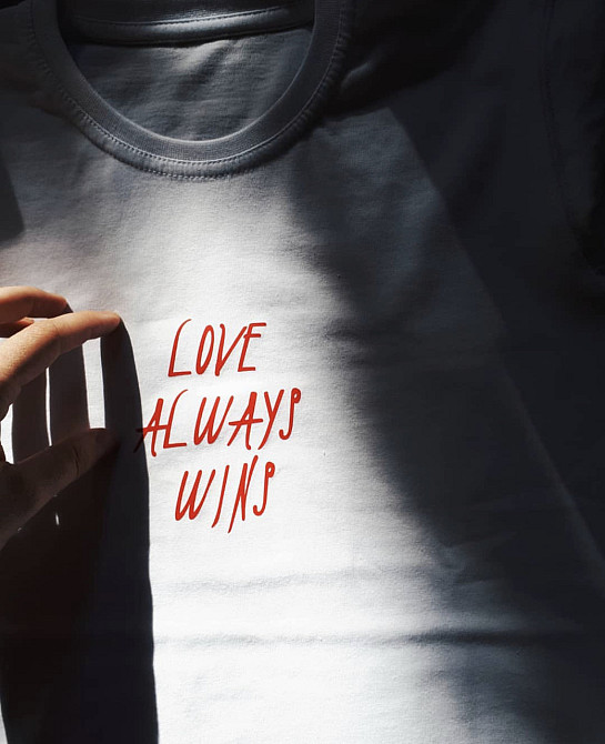 Женская белая футболка с надписью - love always wins Черновцы - изображение 1