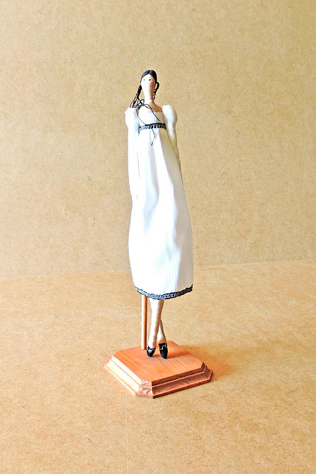 Подставка для кукол 