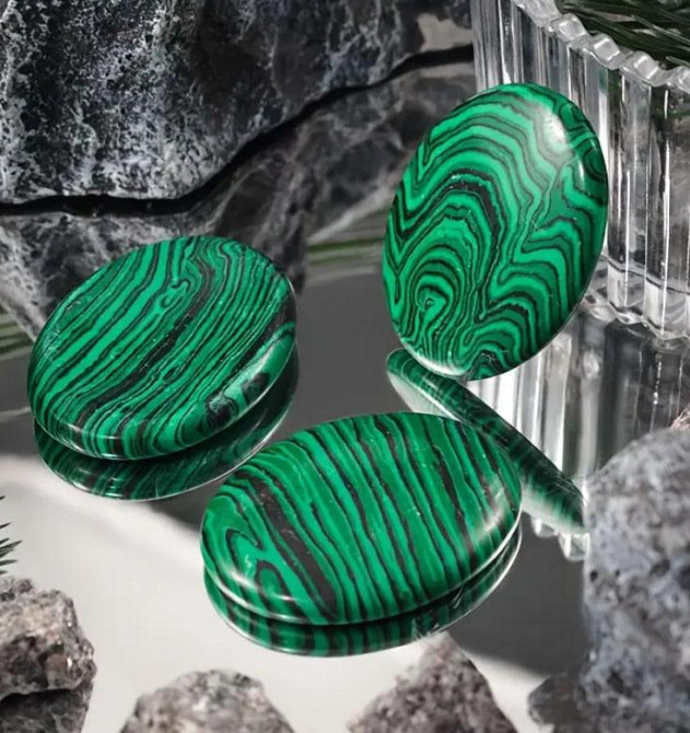 Овальный камень из натурального малахита 45 мм | Антистресс-камень для медитации, снятия напряжения  Киев - изображение 1