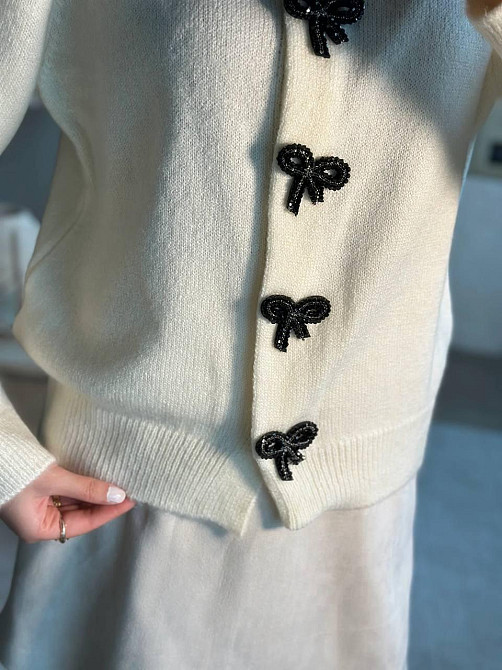 Женский укороченный кардиган с декоративными застежками в виде бантиков машинная вязка Молочный Одесса - изображение 7
