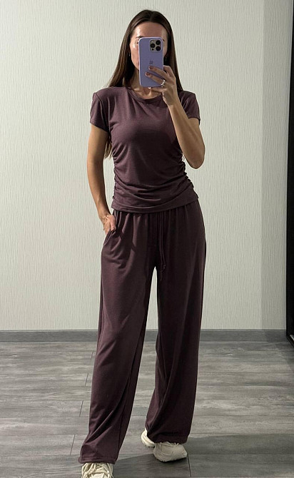 Жіночий прогулянковий оверсайз костюм-двійка: футболка та штани віскоза Шоколад Одеса - фото 1
