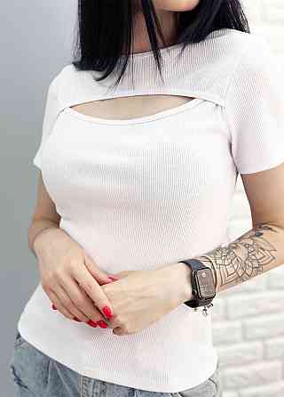 Футболка с вырезом 