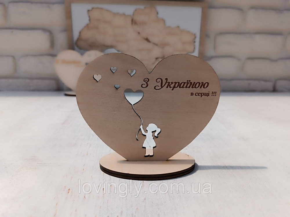 Деревянная табличка на подставке 