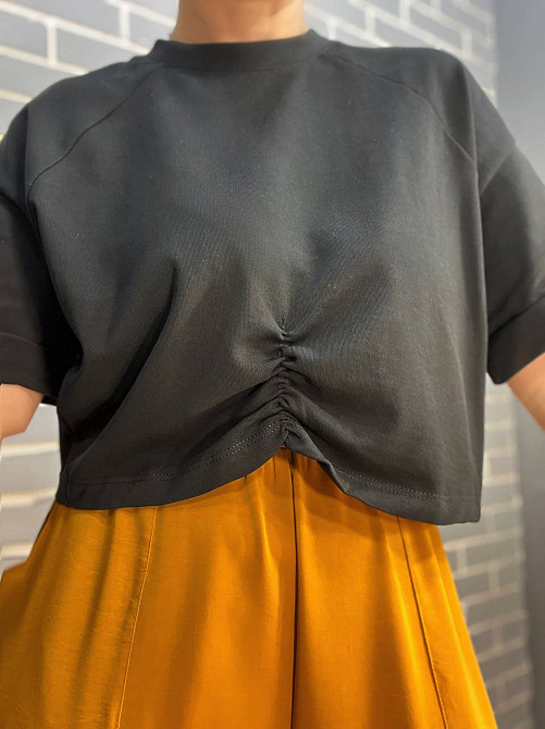 Футболка жіноча 0911 коротка широка з резинкою - збіркою попереду чорна, чорний, M Київ - фото 10