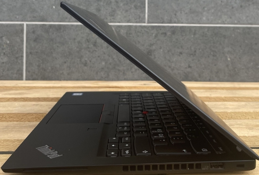 Ноутбук: Lenovo Think Pad T 490s/ i5-8265U/ 8Gb. 256Gb. 14