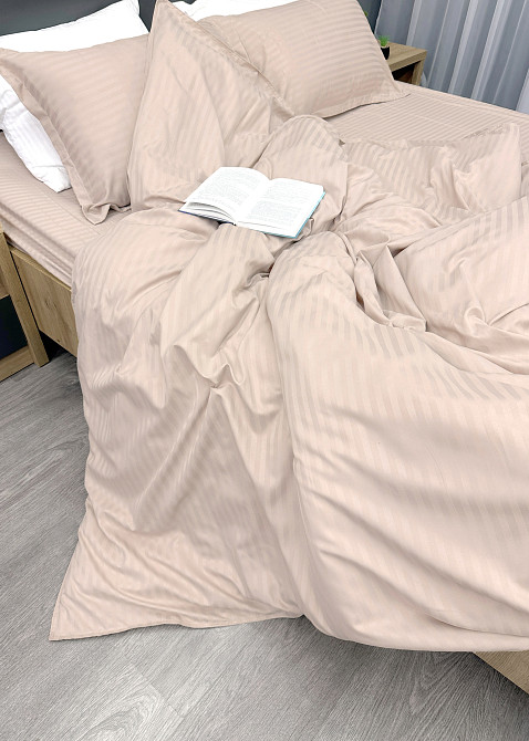 Комплект постільної білизни Страйп-сатин Сімейний з простирадлом на резинці 180х200х25, 2 підковдри 150х200, 2 наволочки 70х70 Пудровий (88-226) Київ - фото 6
