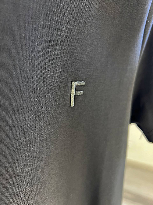 Футболка жіноча A-N 25197 вишивка літера F однотонна базова середня довжина one size, чорний, one size Київ - фото 4