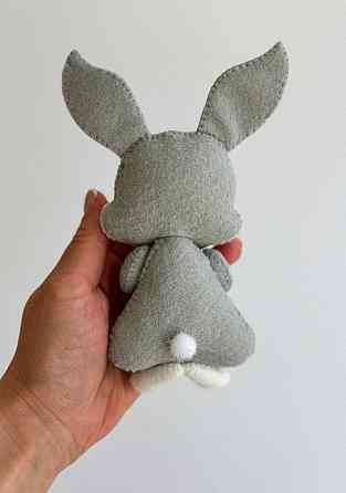 М’яка фетрова іграшка заєць ручної роботи – безпечна розвиваюча іграшка Київ