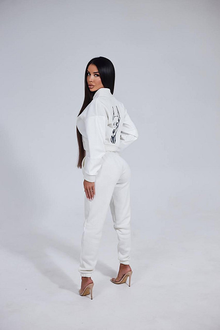 Женский костюм с вышивкой на спине Одесса - изображение 1