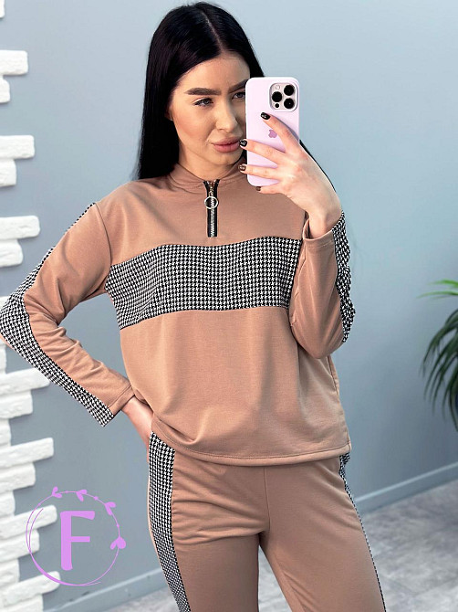 Демисезонный прогулочный костюм из трикотажа 