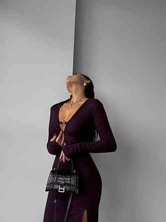 Элегантное женское платье с выразительным разрезом плотный рубчик Черный, 46/48 Одесса