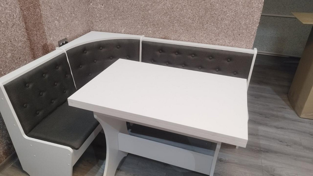 Маленький узкий обеденный кухонный уголок на кухню с раскладным столом и мягкими табуретками Белый Львов - изображение 10