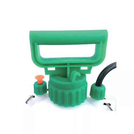 Ручной опрыскиватель для сада и огорода пневматический садовый,наплечный пластиковый,белый на 5 литров Каменец-Подольский