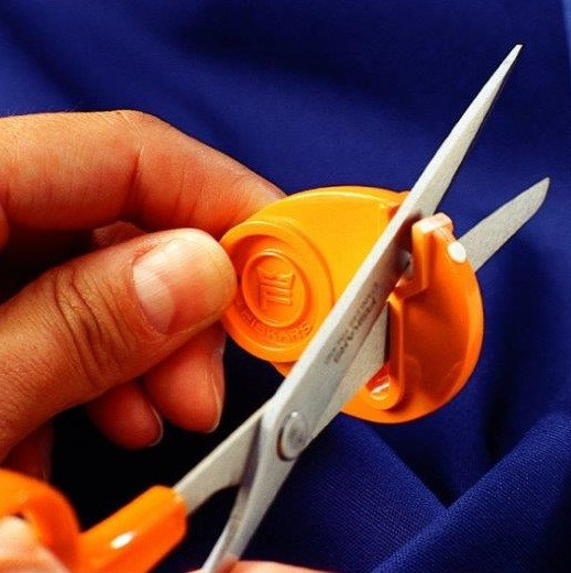 Універсальна Стругачка для ножиць з керамічним стрижнем Fiskars "SewSharp" (1003871) Пластик Нововолинськ - фото 6