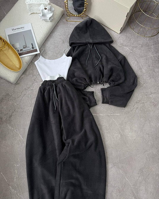 Жіночий теплий прогулянковий костюм — трійка: укорочена кофта, топ і штани в стилі оверсайз двосторонній фліс + мікродайвінг Графі Одеса - фото 1