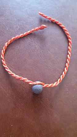 Красный браслет-нить с бусинкой Киев