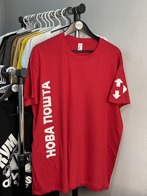 Красная футболка оверсайз Новая Почта с принтом логотипа на рукаве и спине Черновцы - изображение 1