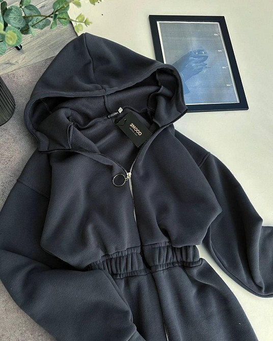 Женский теплый комбинезон с капюшоном трехнитка на флисе + нашивка Графит, 46/48 Одесса - изображение 2