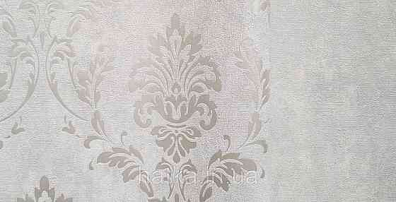 Шпалери вінілові на флізеліні Grandeco Universe 5 вензеля завитки сріблясті на сірому Київ