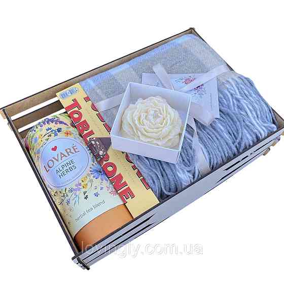 Затишний подарунковий набір з пледом, чаєм, шоколадом і свічкою Ірпінь